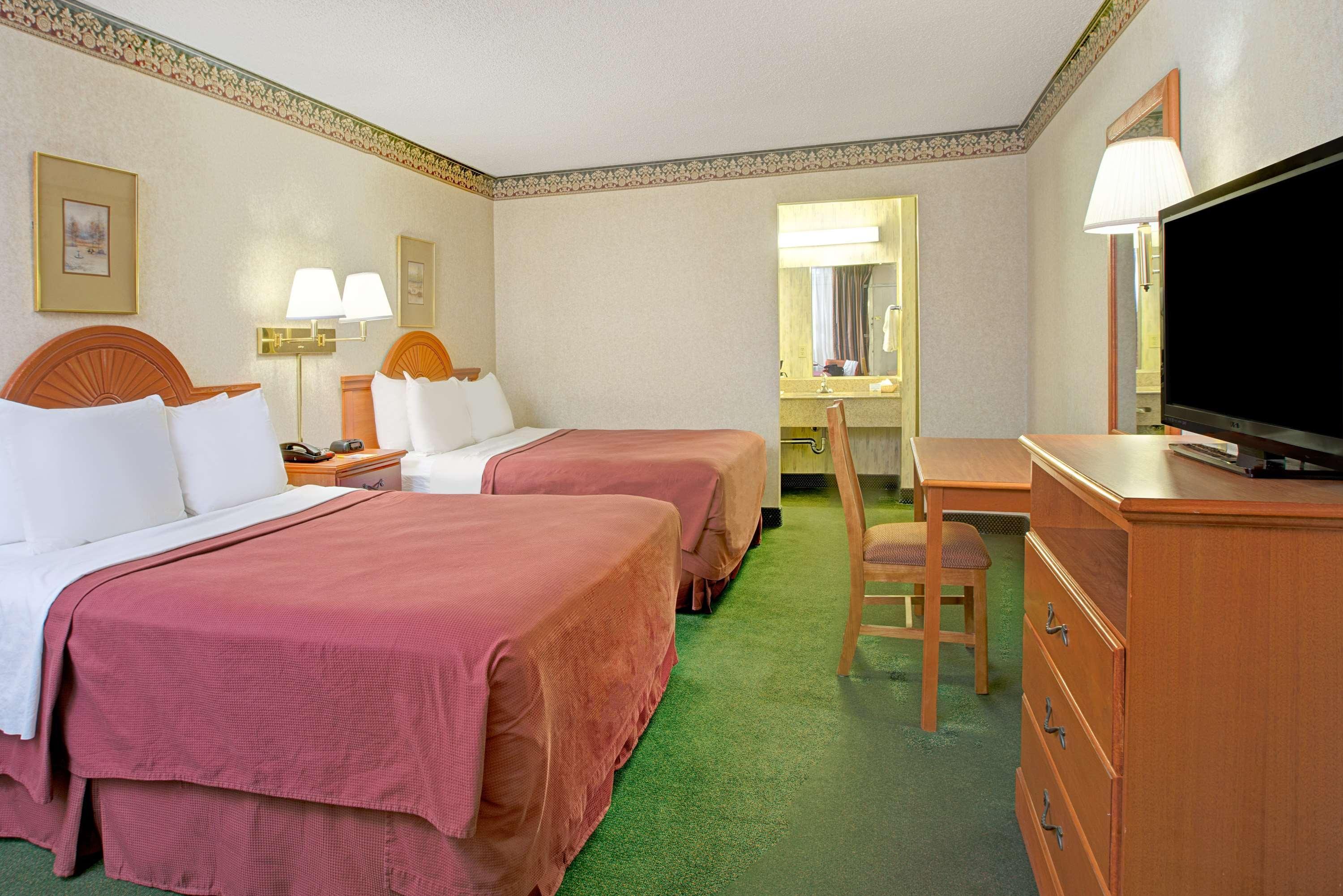 Days Inn By Wyndham Alexandria South Екстериор снимка