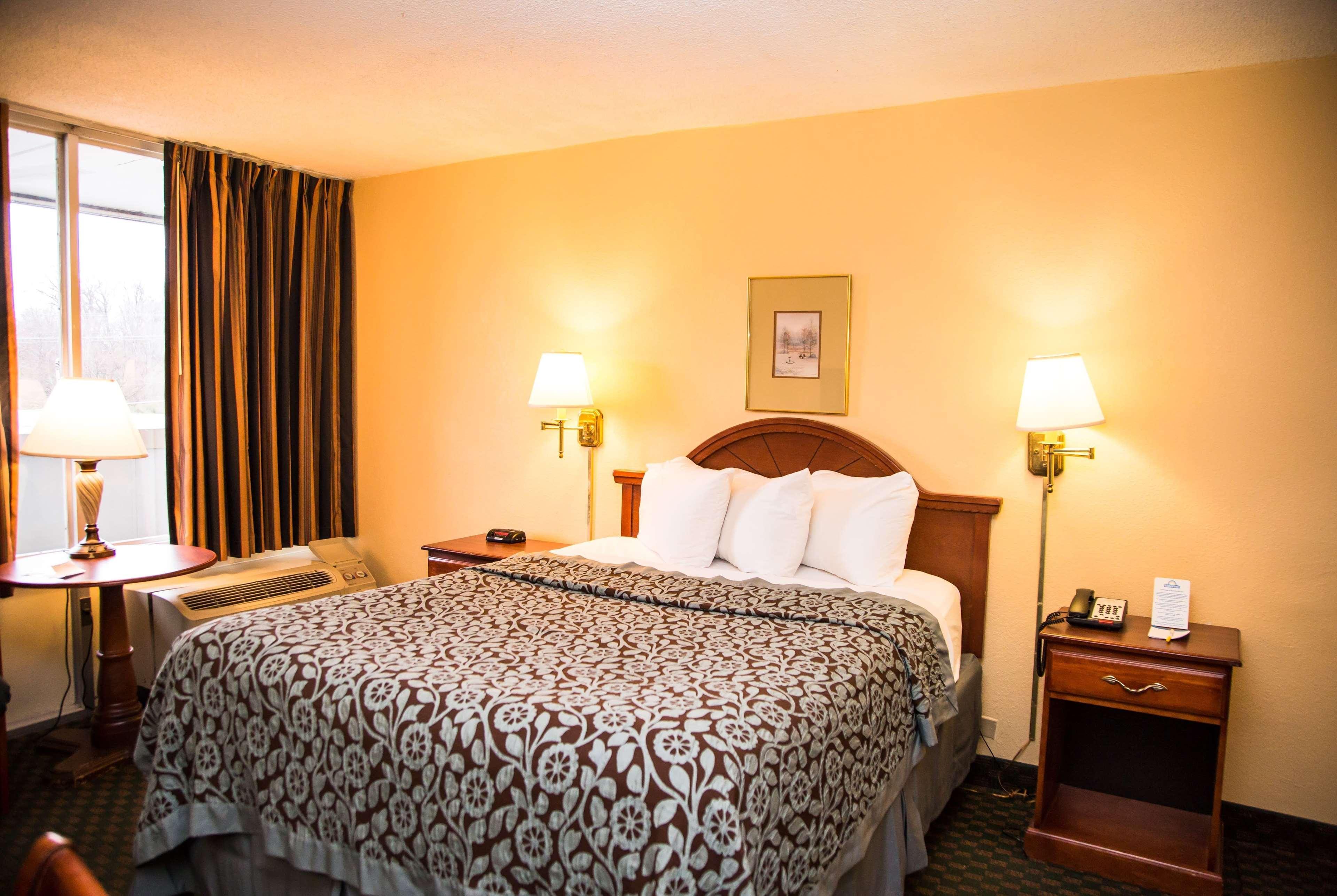 Days Inn By Wyndham Alexandria South Екстериор снимка
