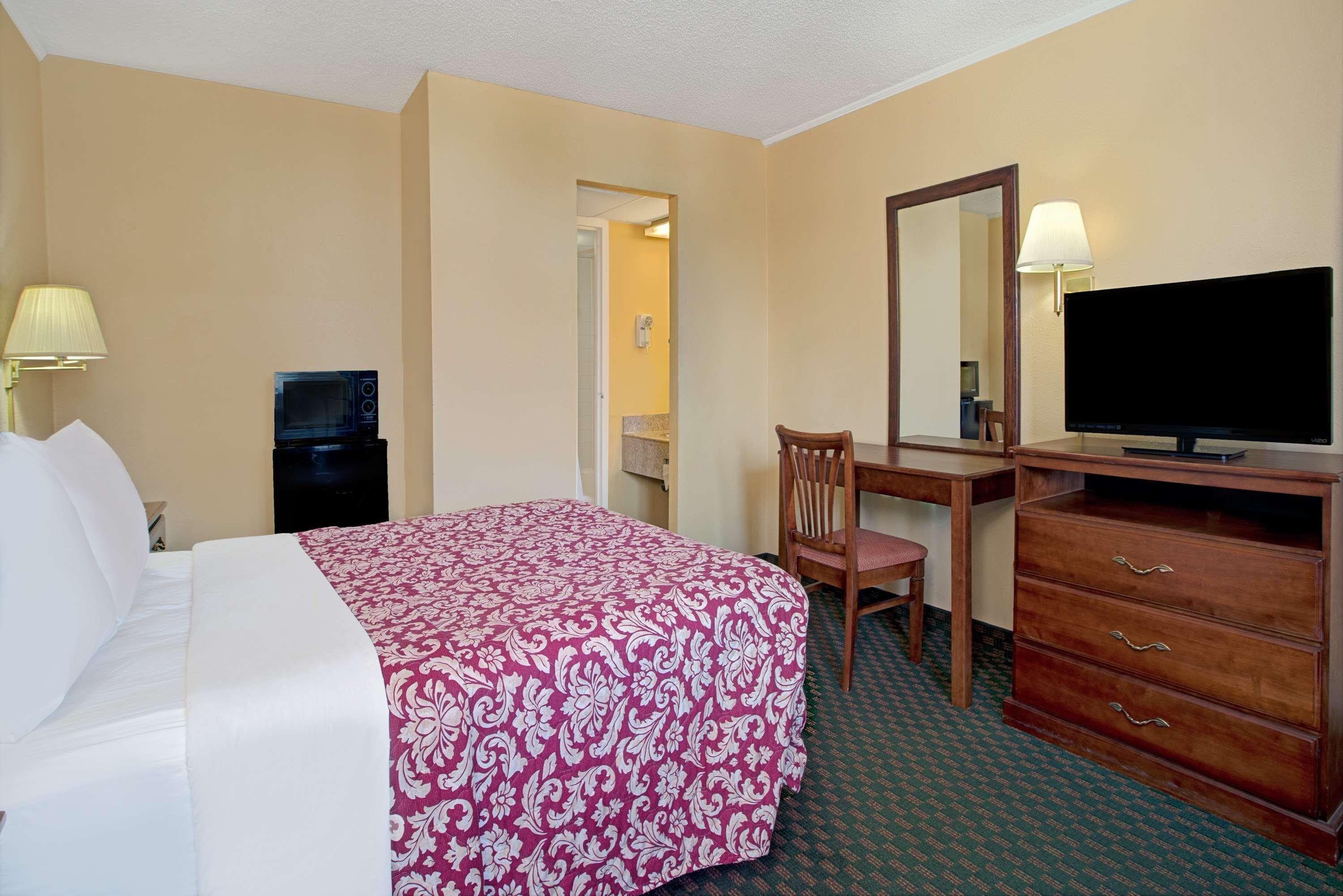 Days Inn By Wyndham Alexandria South Екстериор снимка