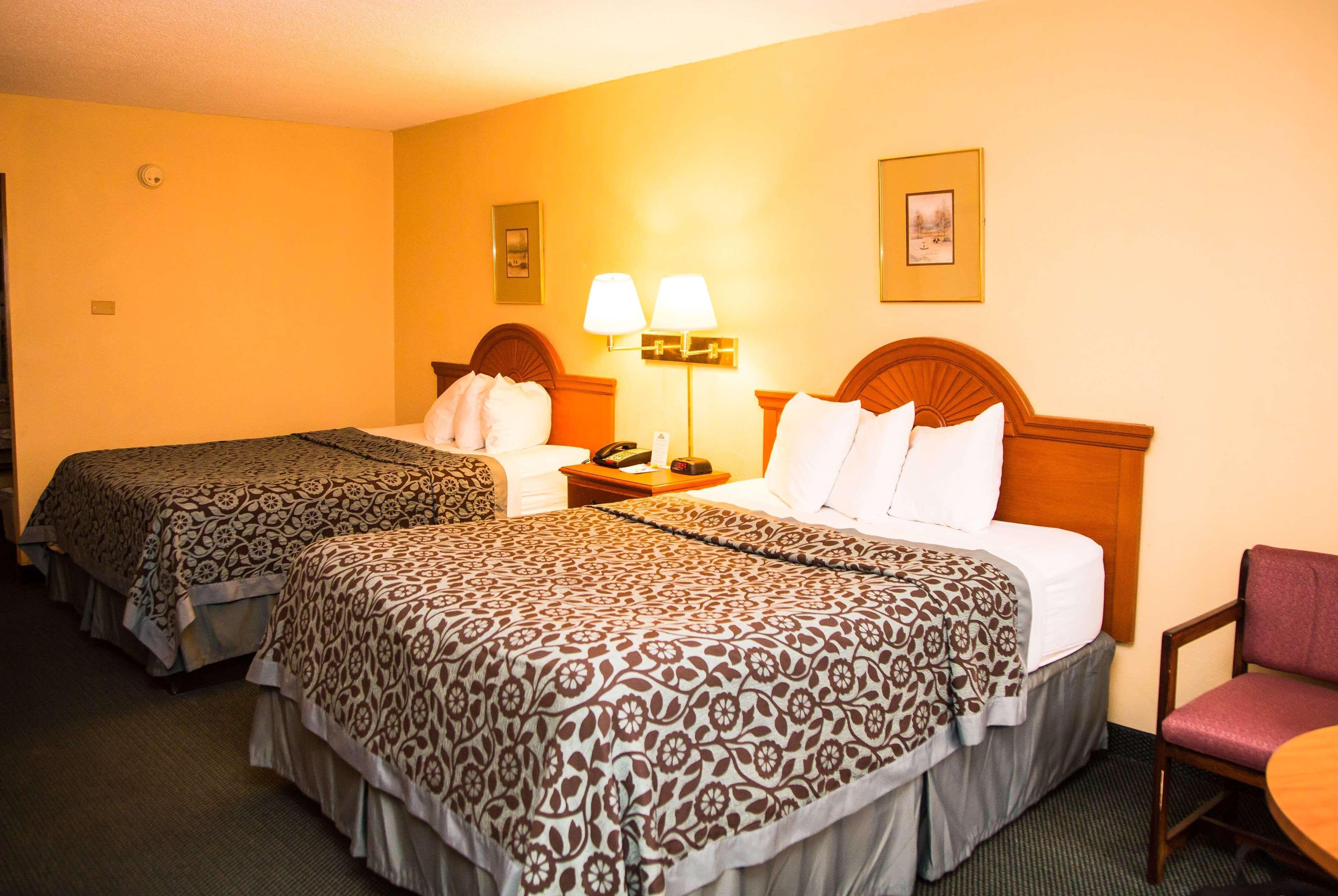 Days Inn By Wyndham Alexandria South Екстериор снимка