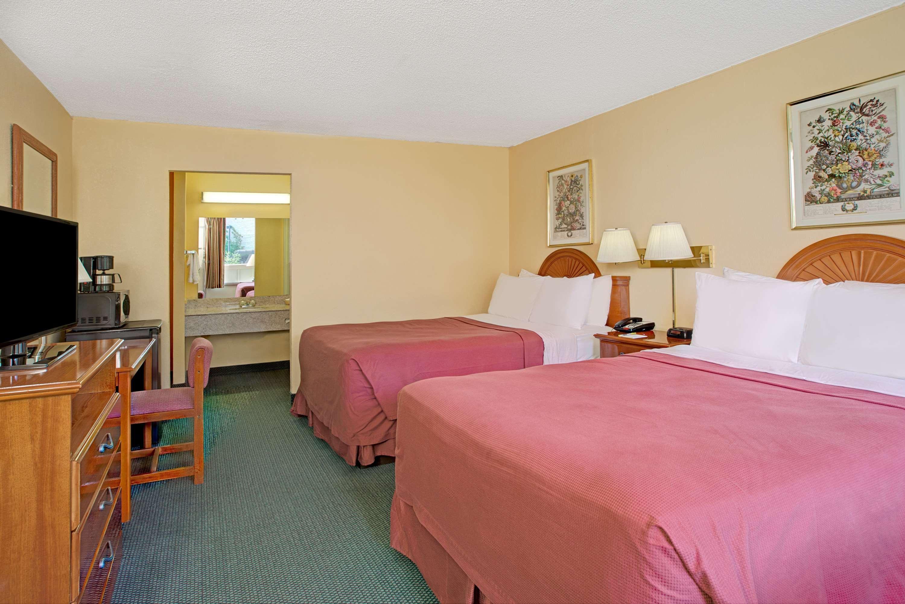 Days Inn By Wyndham Alexandria South Екстериор снимка