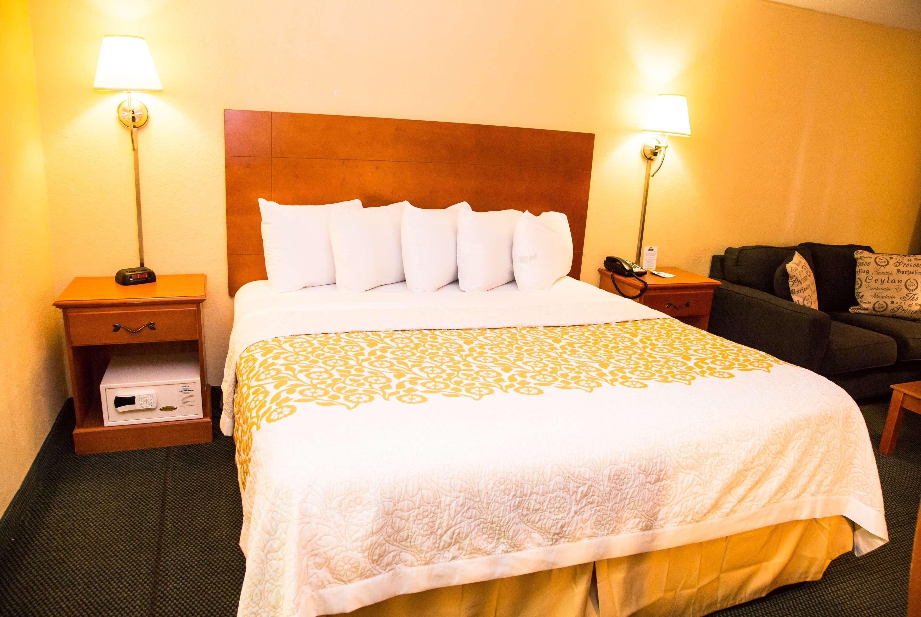 Days Inn By Wyndham Alexandria South Екстериор снимка