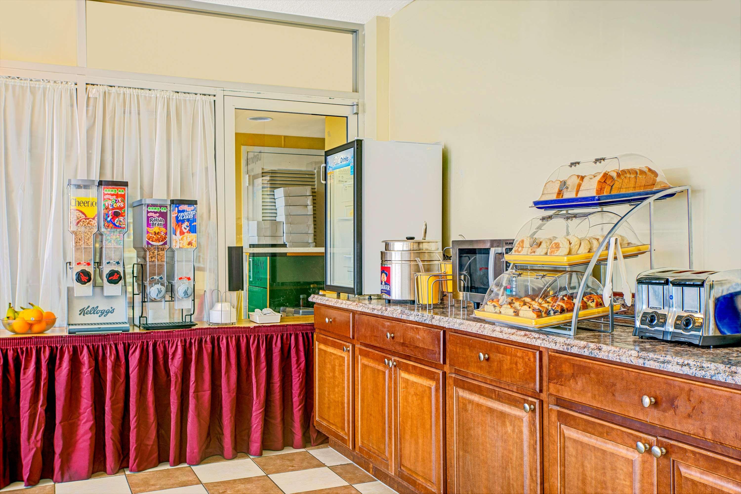 Days Inn By Wyndham Alexandria South Екстериор снимка