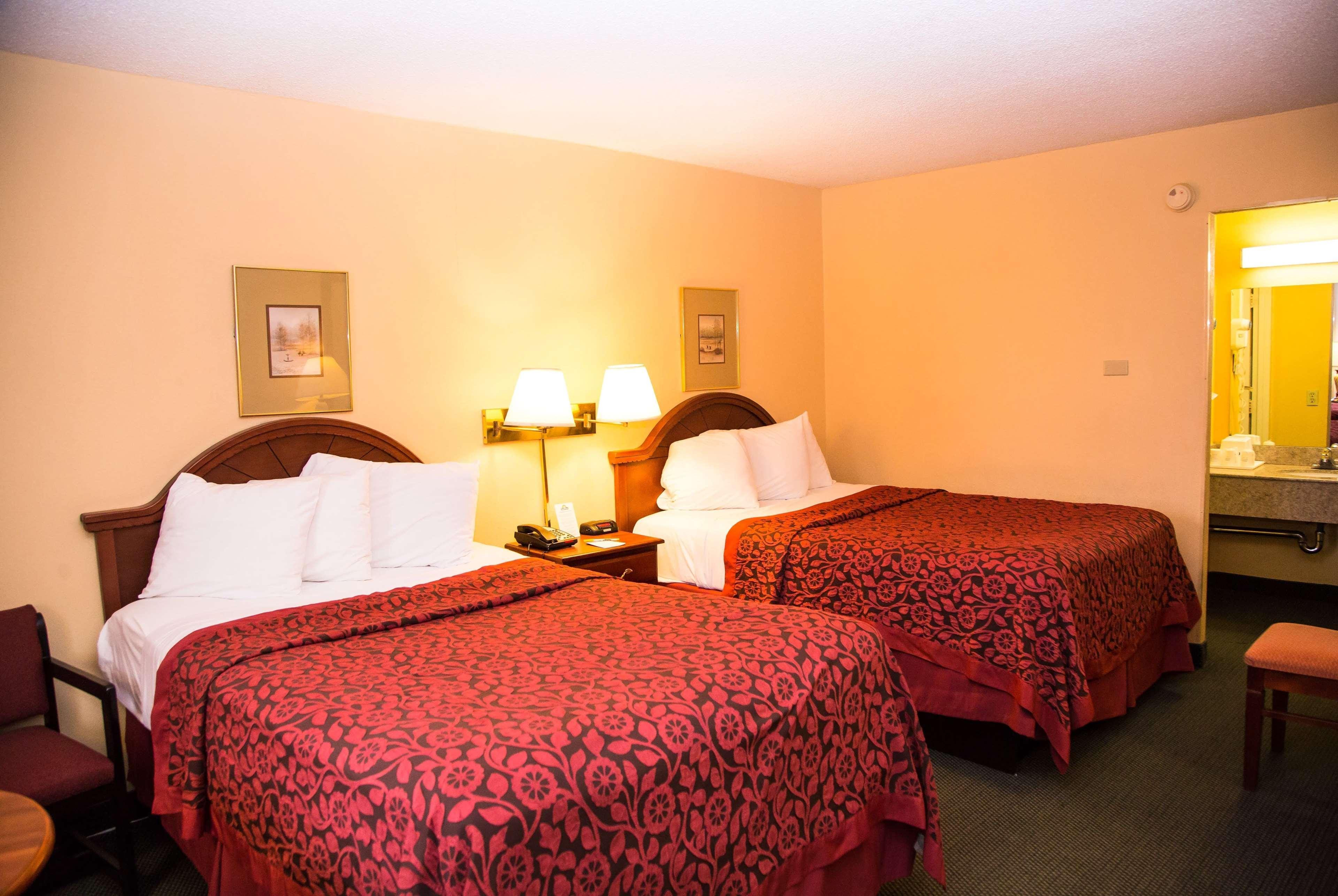 Days Inn By Wyndham Alexandria South Екстериор снимка