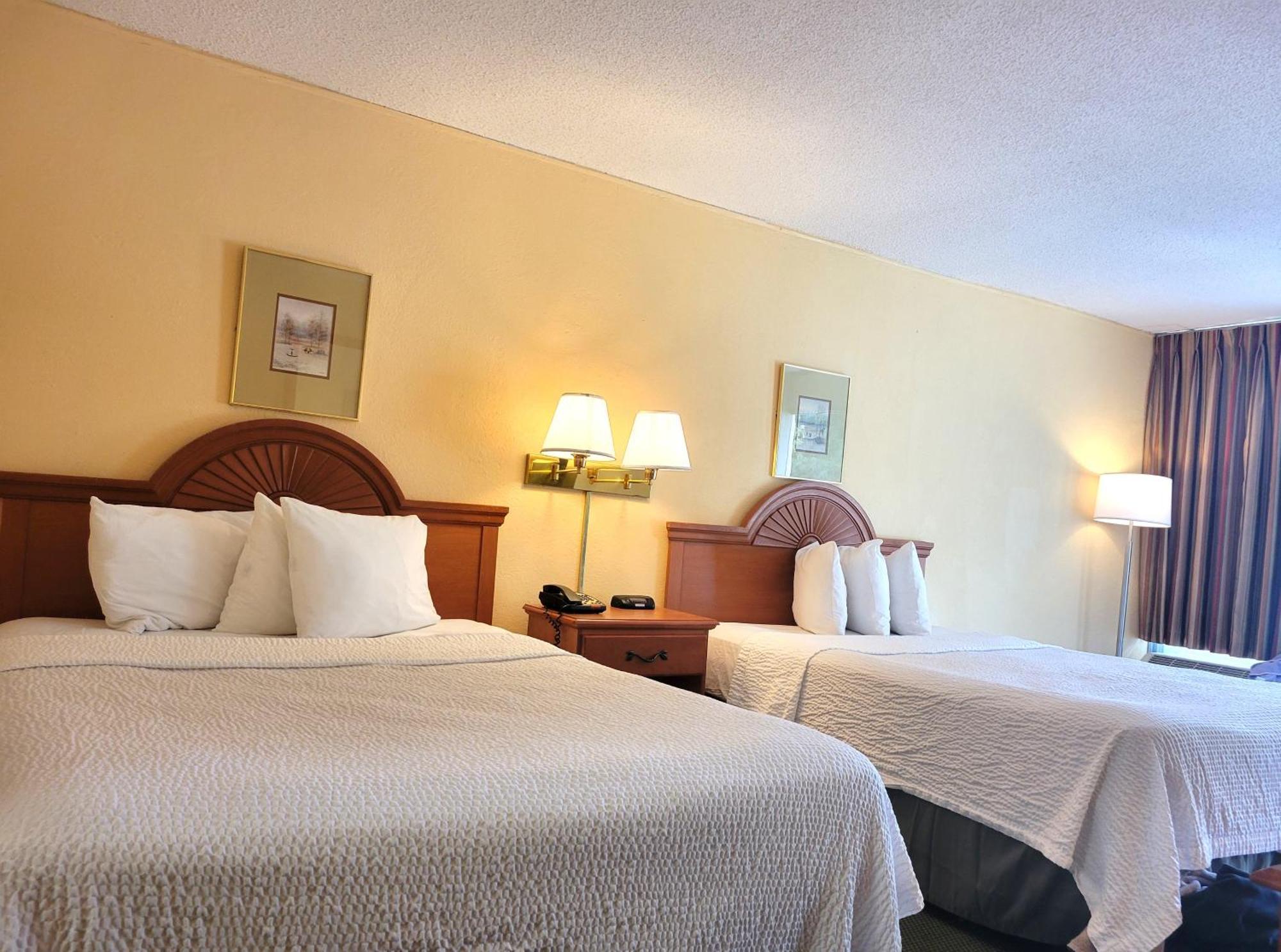Days Inn By Wyndham Alexandria South Екстериор снимка