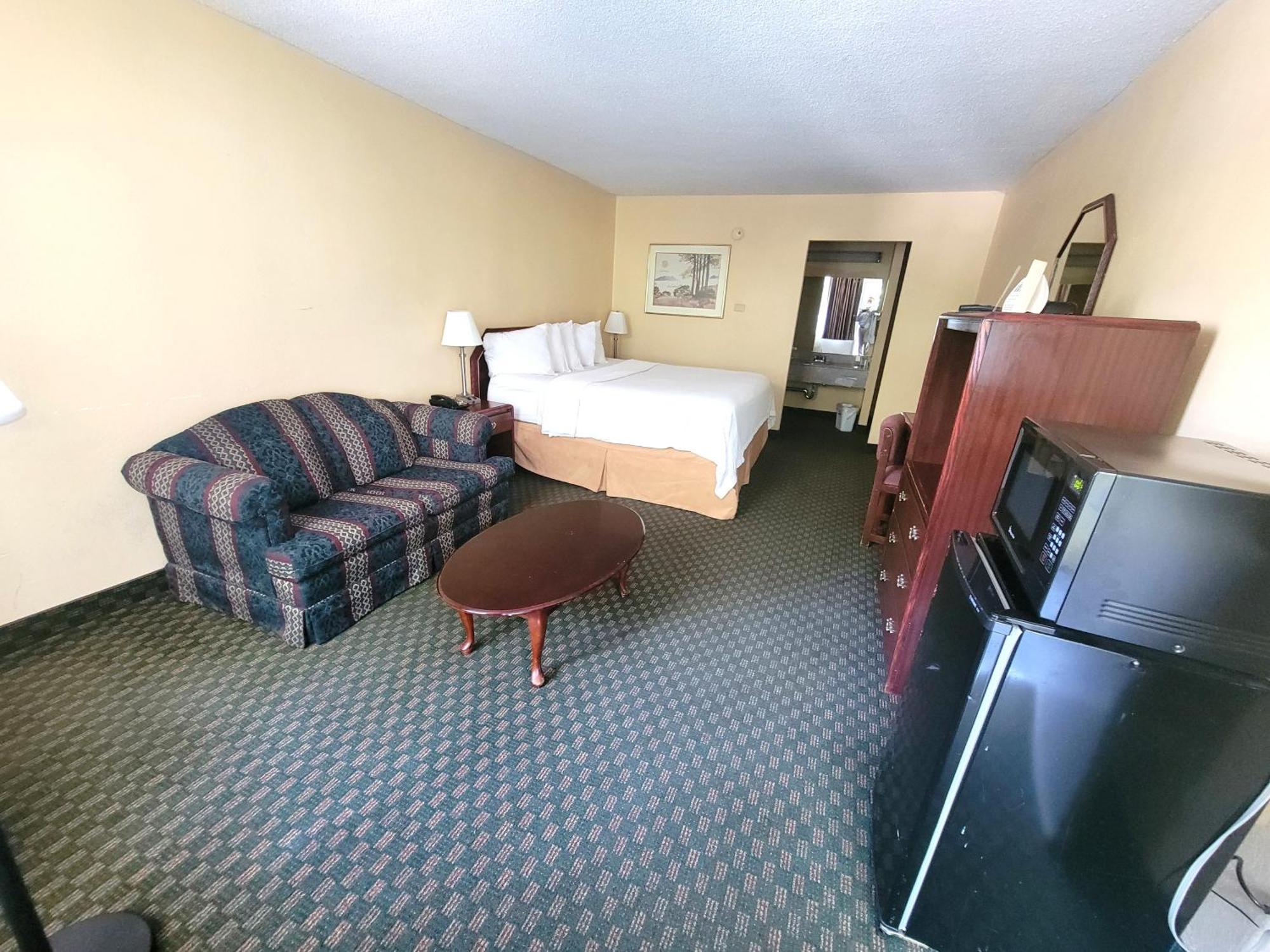 Days Inn By Wyndham Alexandria South Екстериор снимка