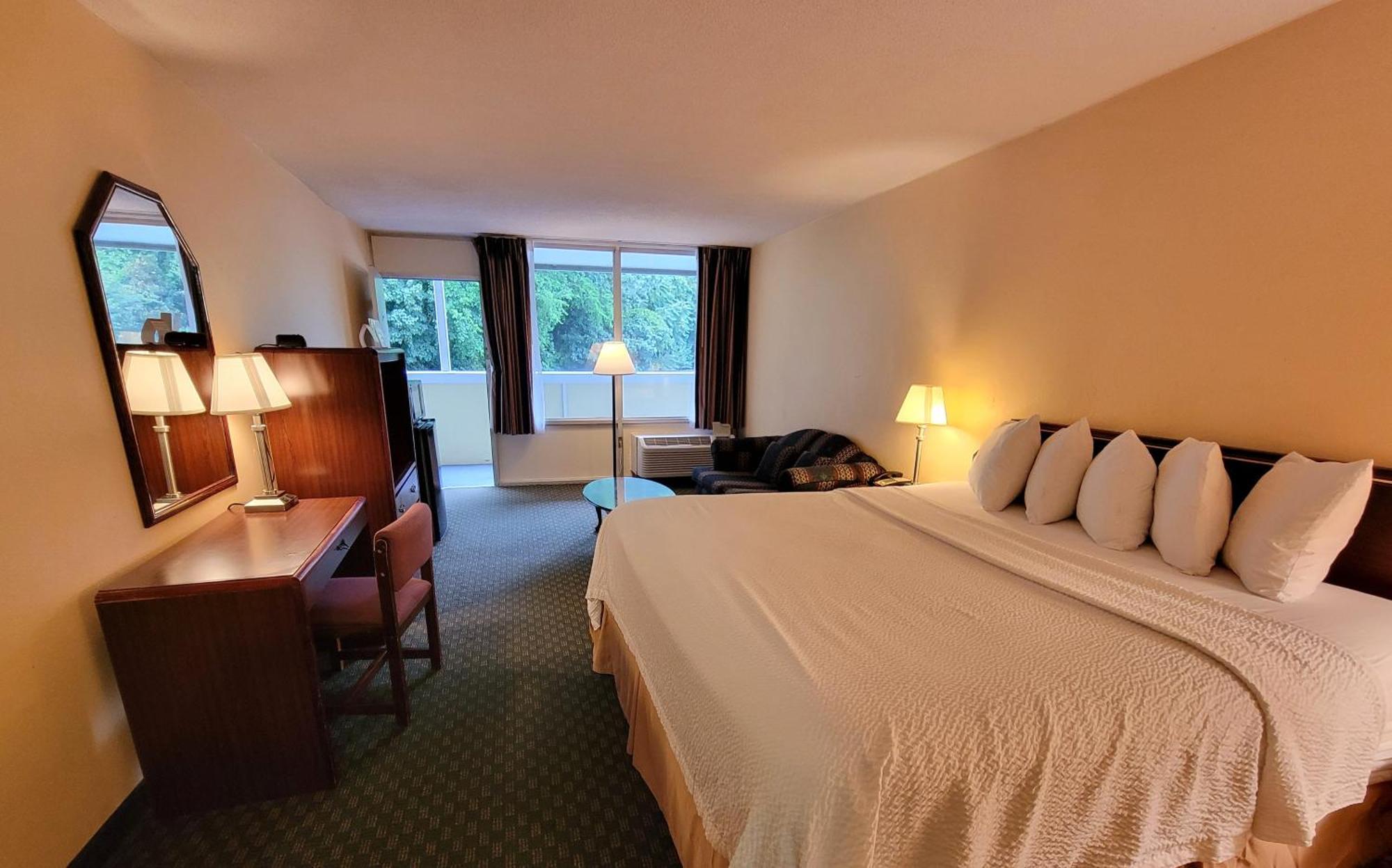Days Inn By Wyndham Alexandria South Екстериор снимка