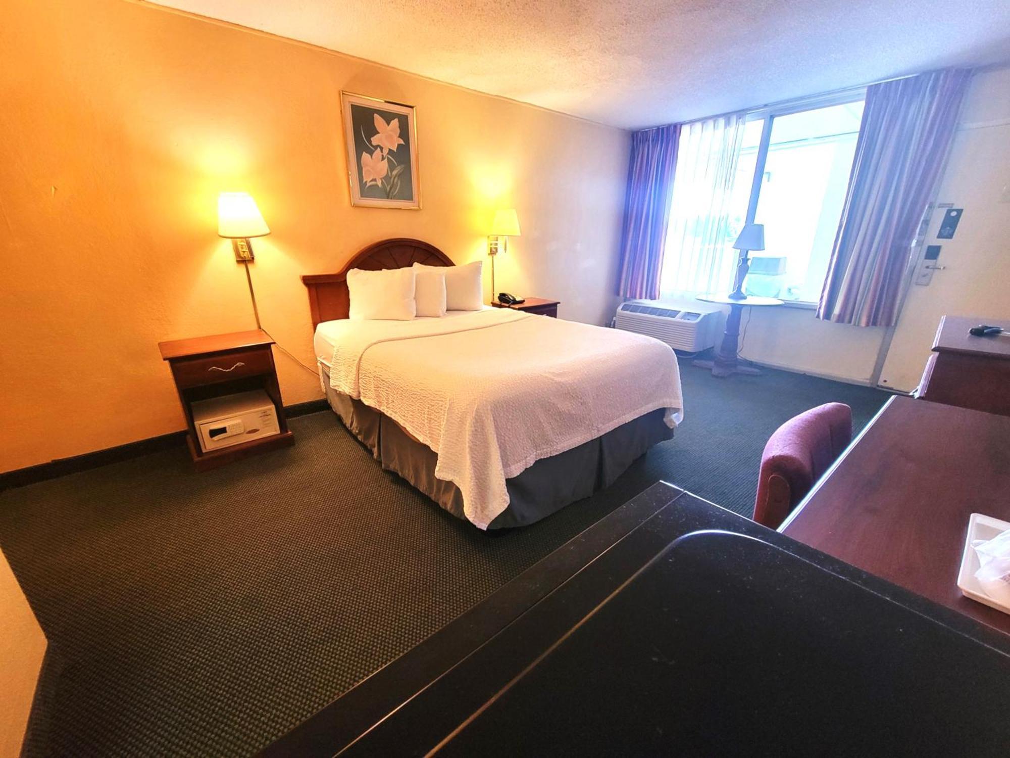 Days Inn By Wyndham Alexandria South Екстериор снимка