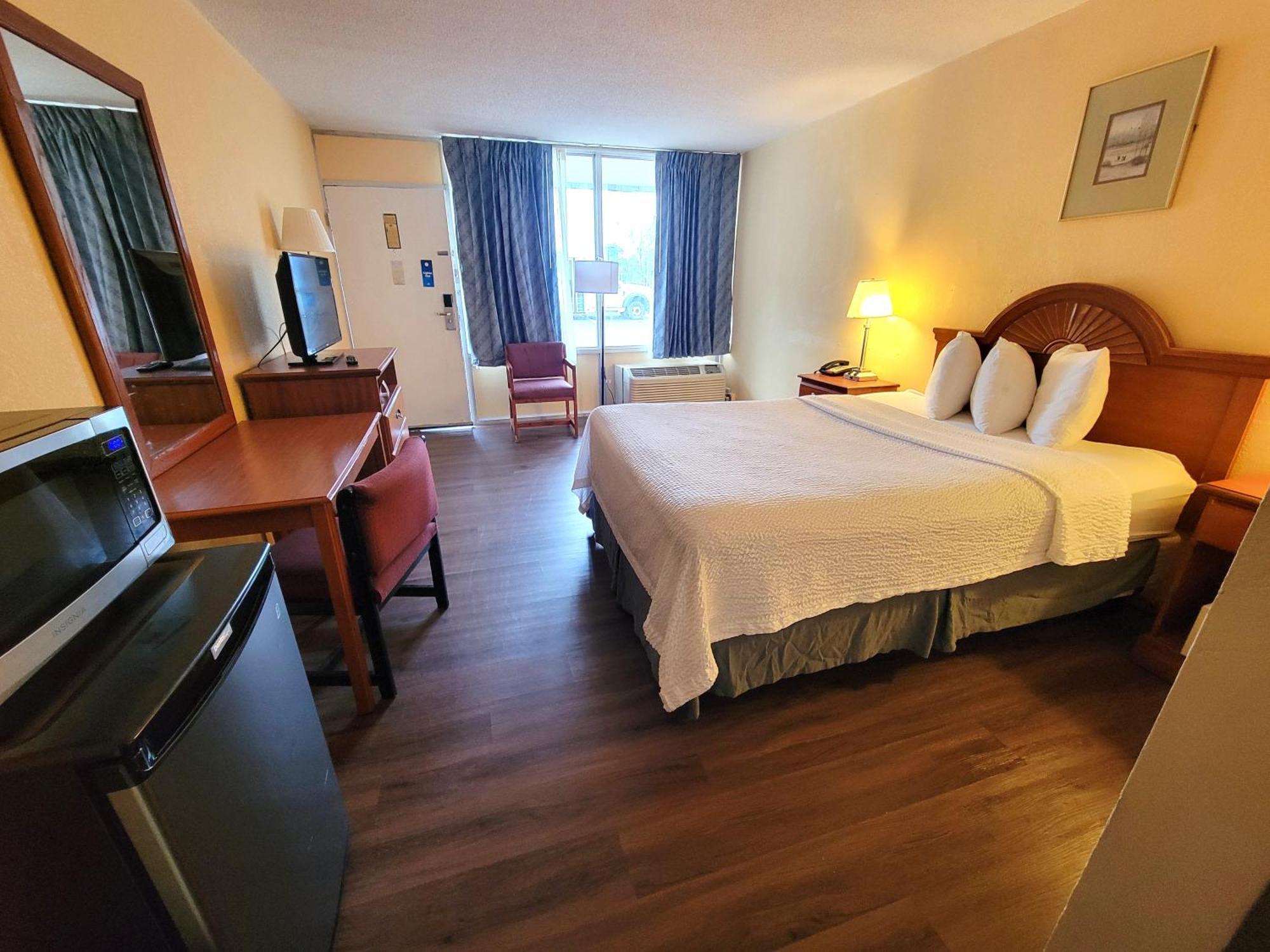 Days Inn By Wyndham Alexandria South Екстериор снимка