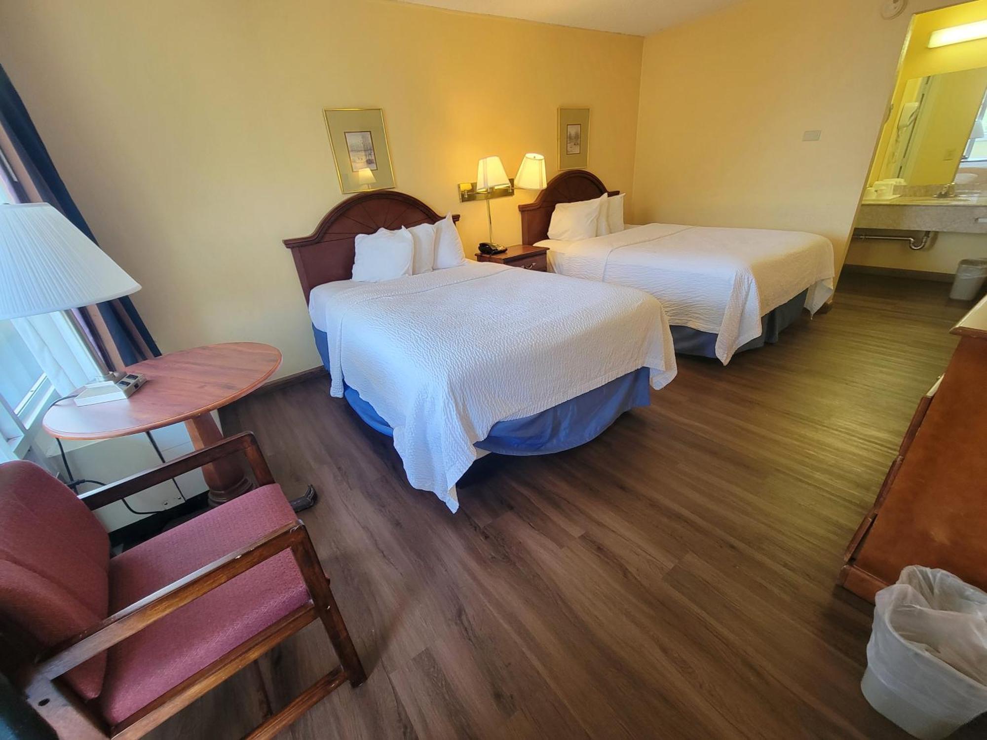 Days Inn By Wyndham Alexandria South Екстериор снимка