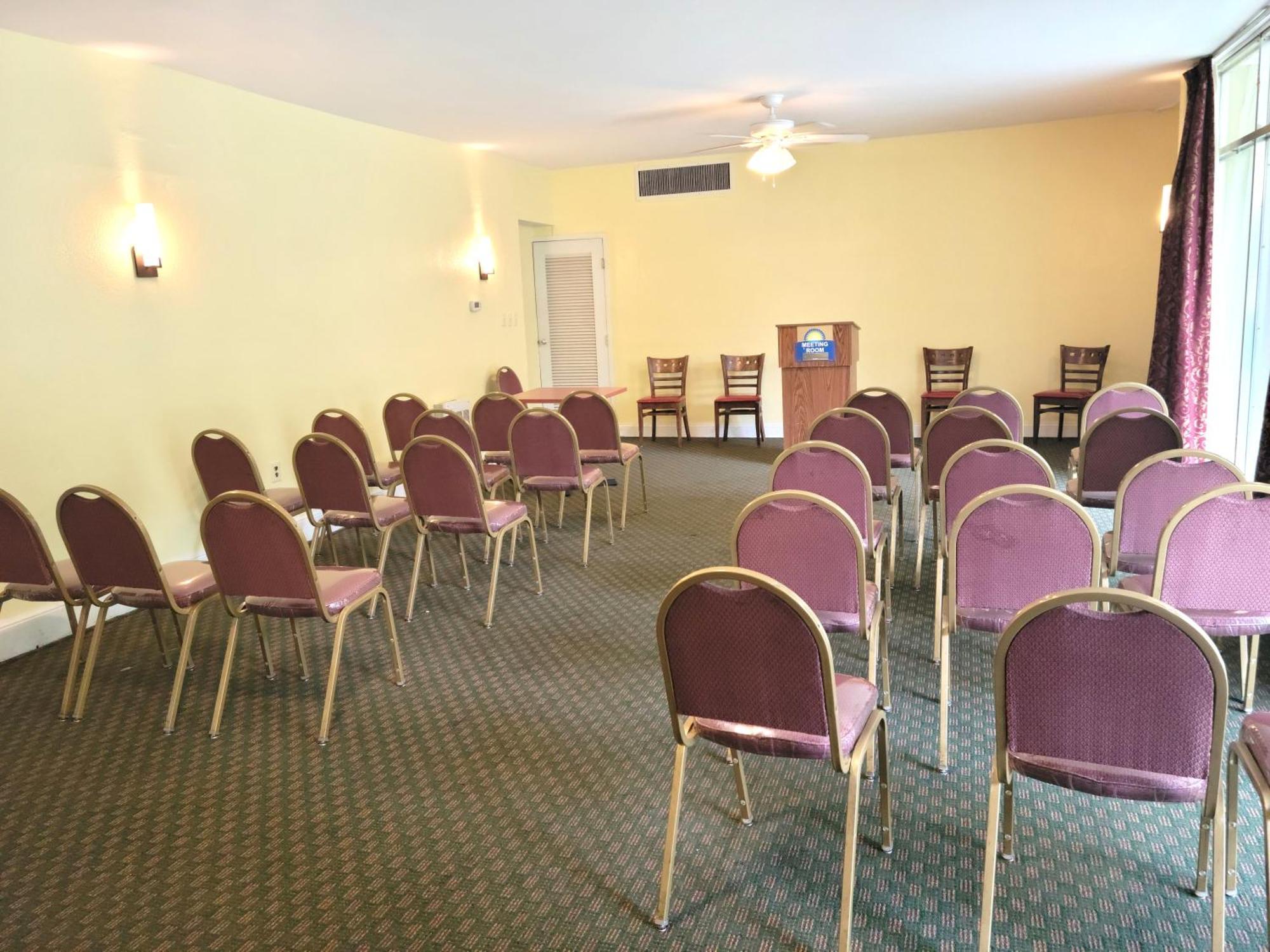Days Inn By Wyndham Alexandria South Екстериор снимка