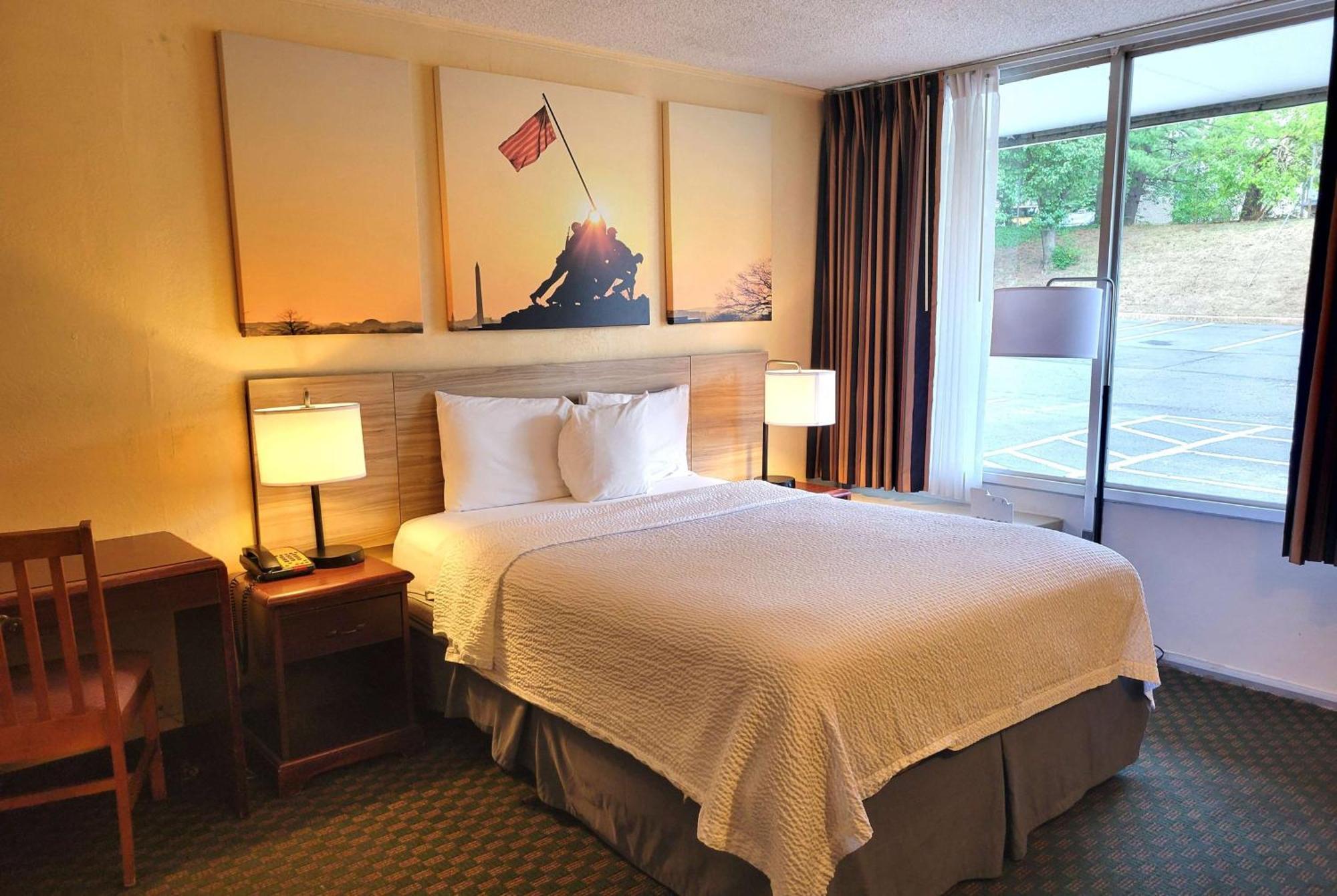 Days Inn By Wyndham Alexandria South Екстериор снимка