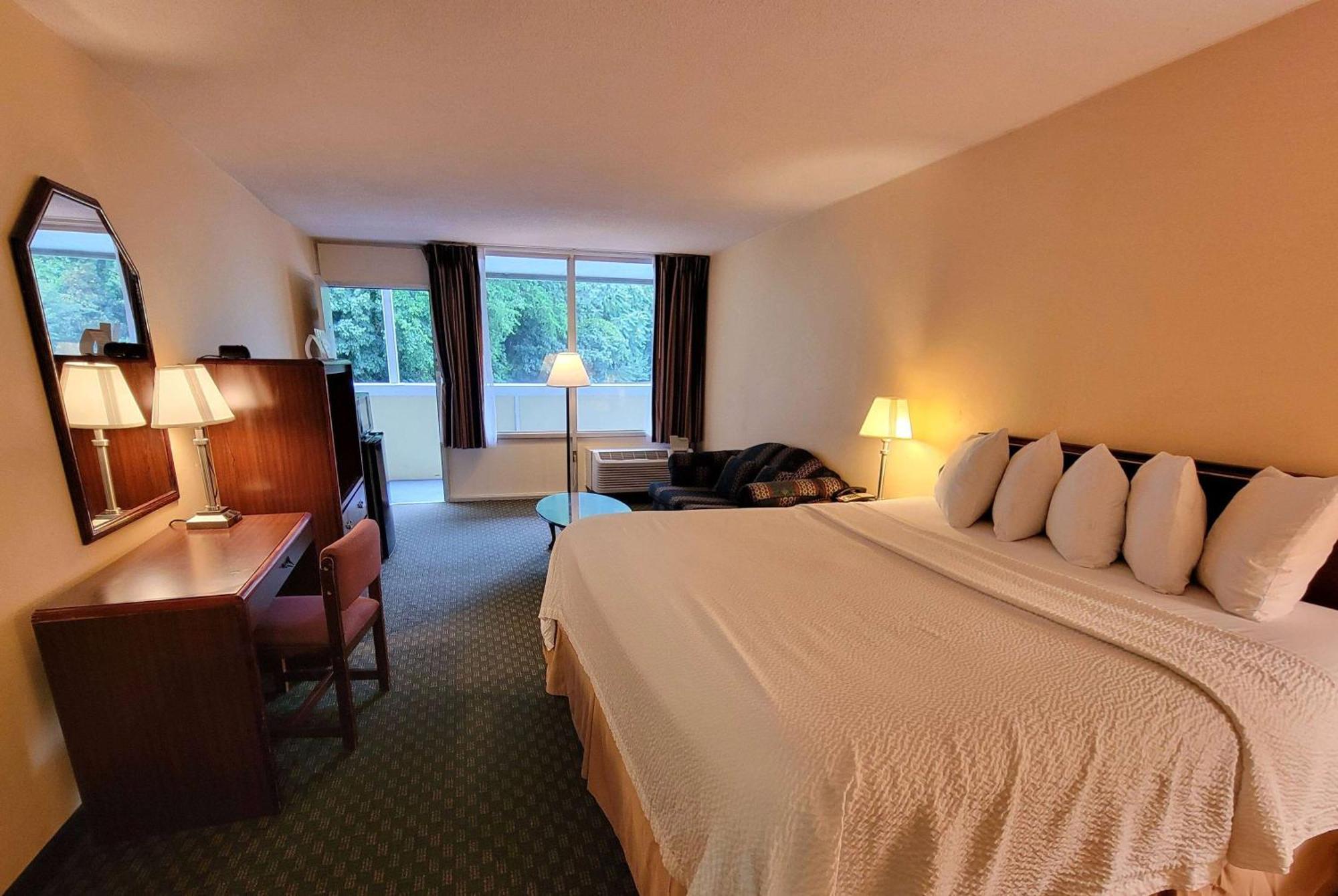 Days Inn By Wyndham Alexandria South Екстериор снимка