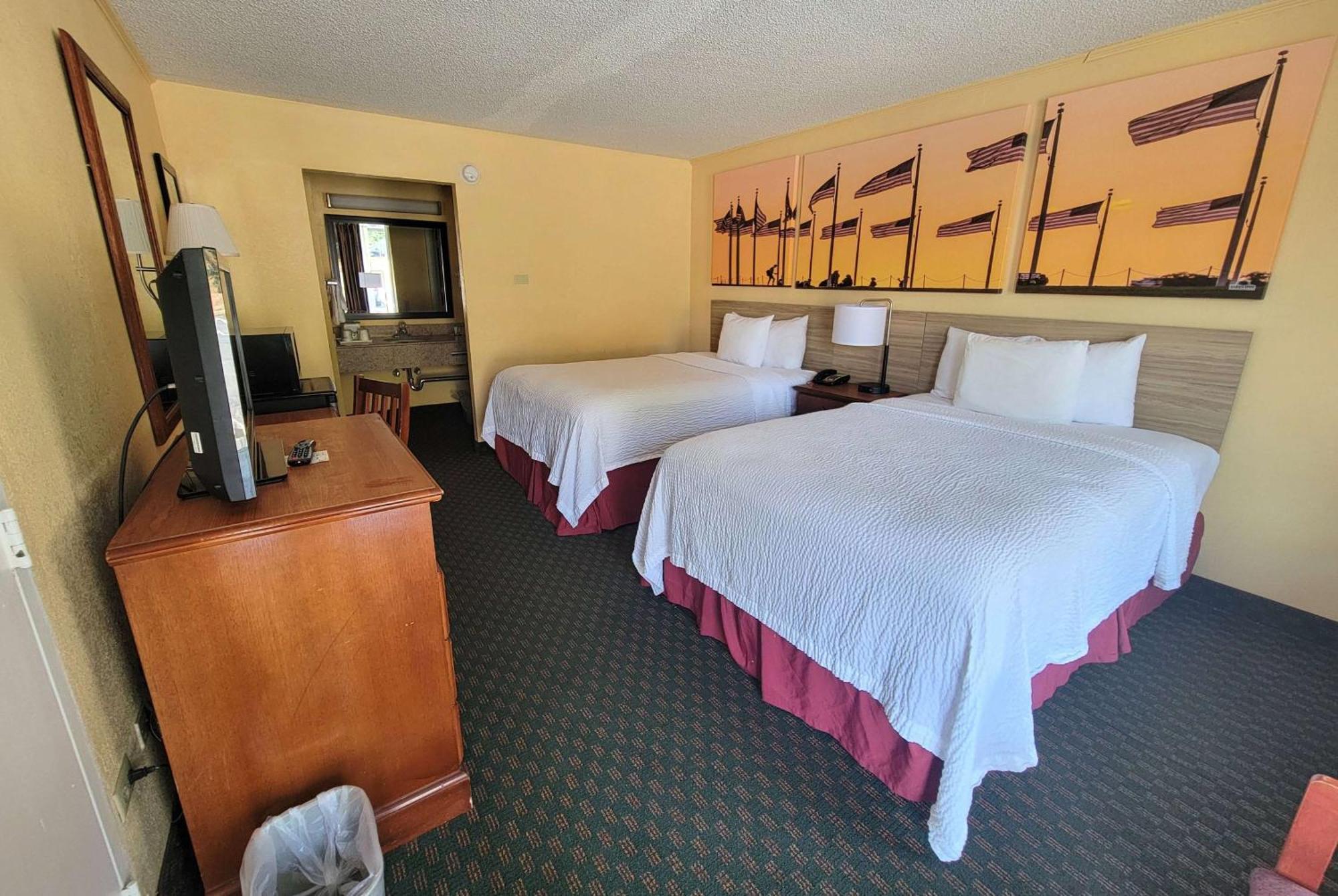 Days Inn By Wyndham Alexandria South Екстериор снимка