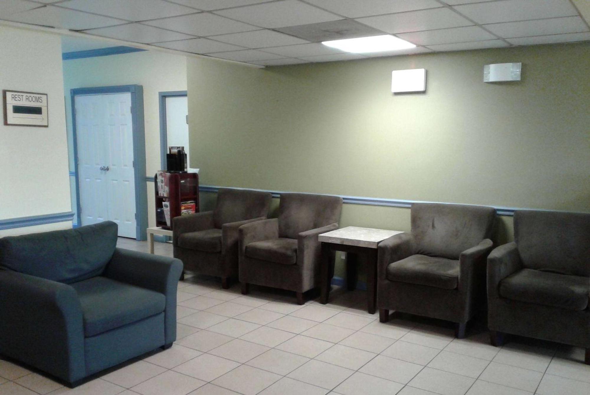 Days Inn By Wyndham Alexandria South Екстериор снимка