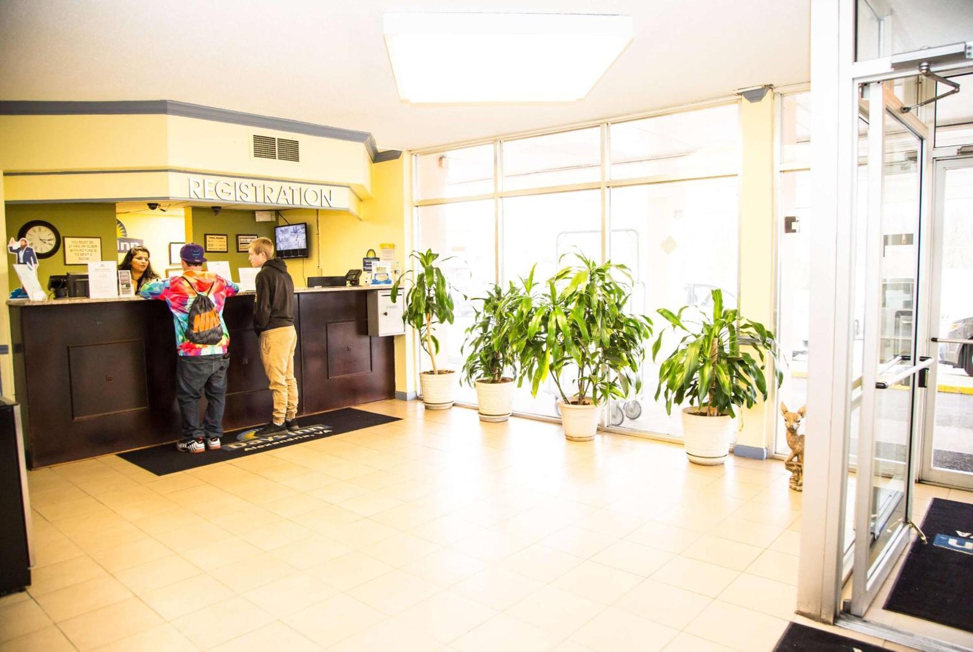 Days Inn By Wyndham Alexandria South Екстериор снимка